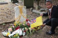 NIUE ISLANDER PAYS HIS RESPECTS IN HORNCHURCH